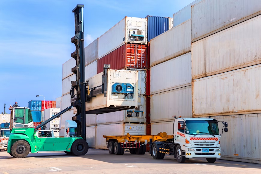 Truk Logistik